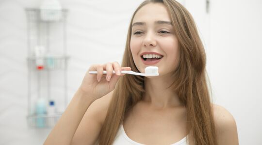 Illustratie voor: Eindelijk hét antwoord: tandenpoetsen, moet dat voor of na het eten?