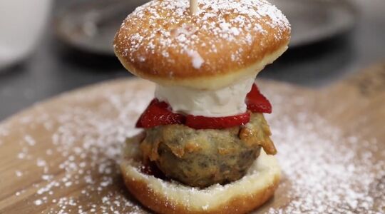 Illustratie voor: Hier moet je zijn als je een gefrituurde Nutellaburger wil proeven