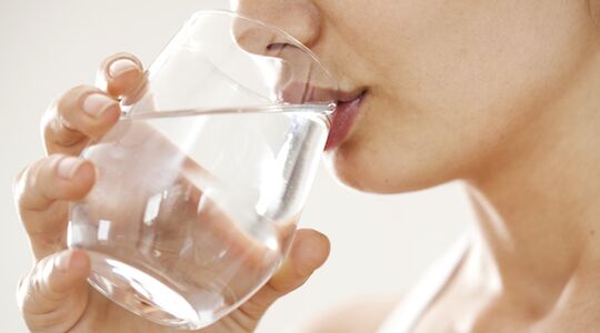 Illustratie voor: Door dit handige trucje weet jij hoeveel water je per dag moet drinken