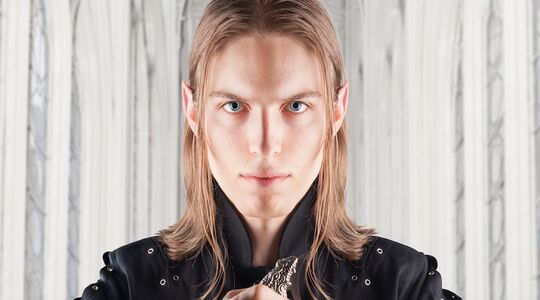 Illustratie voor: Jongen spendeert meer dan €50.000 om op een elf te lijken