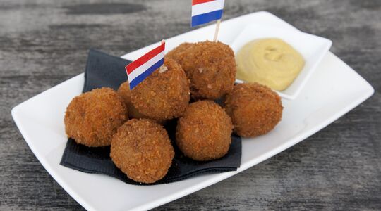 Illustratie voor: Eindelijk: voor deze bitterballen hebben we geen frituur meer nodig