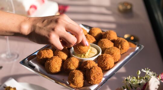 Illustratie voor: OMG: Hier eet je bitterballen met de vulling van een frikandel