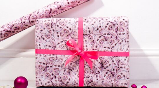 Illustratie voor: Pak dit jaar je cadeaus in met inpakpapier met je eigen hoofd erop