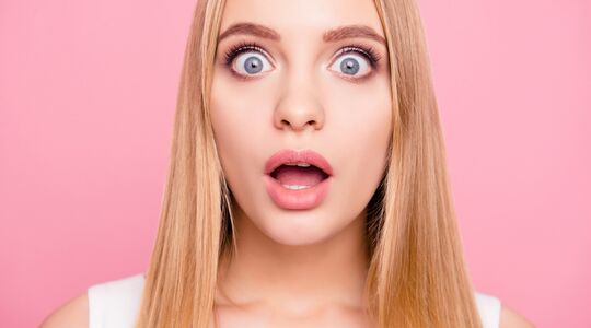 Illustratie voor: Bizar! Dit meisje is onherkenbaar na haar verbouwing ter waarde van €42.000