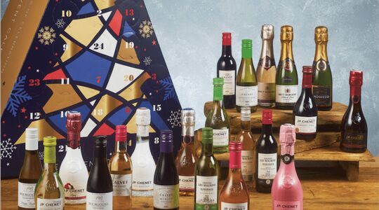 Illustratie voor: Dit wil je: vanaf vandaag kun je bij Aldi een wijn adventskalender kopen om af te tellen tot kerst