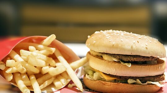 Illustratie voor: Zó gaat een bezoek aan McDonald’s en Burger King er vanaf nu uitzien