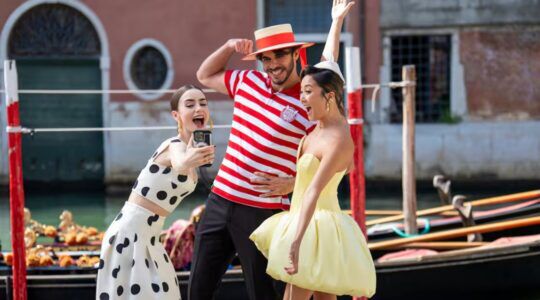 Emily en Mindy uit Emily in Paris.