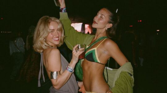 Twee meiden zijn aan het feesten.