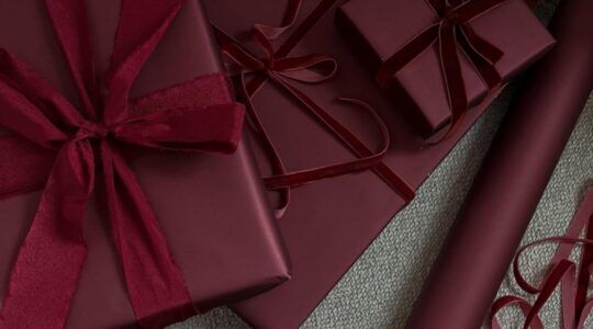 Verschillende cadeaus met rood inpakpapier.