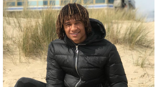 vrouw-voetballer-nathan-aké