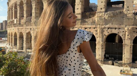 Een vrouw met mooi lang haar en een mooie haarkleur poseert voor een foto.