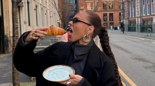 Meisje eet een croissantje.