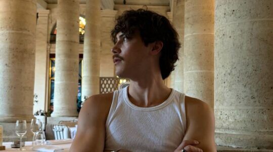 Een man in een restaurant.