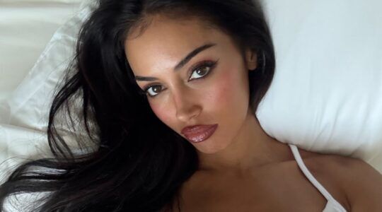 Cindy Kimberly poseert voor een foto.