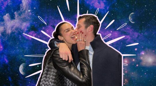 Foto van Dua Lipa en haar man voor een sterrenstelsel achtergrond.