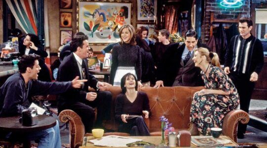 De cast van Friends in het café.