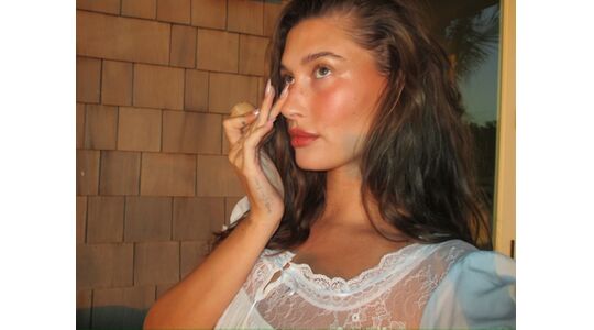 Peachy-make-up-look-Hailey-Bieber