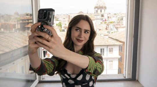 Emily maakt een selfie in Parijs.