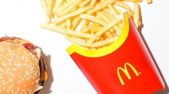 Een foto van een portie friet en een Big Mac.