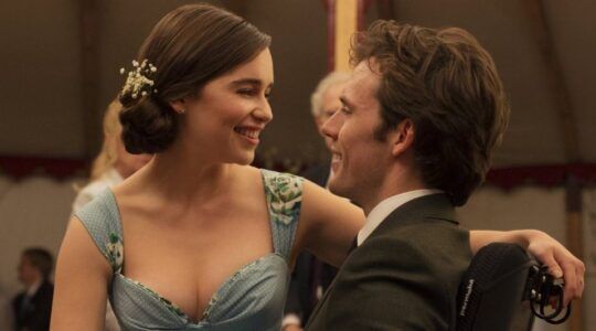 Scène uit Me Before You waar Louisa op William zijn schoot zit.