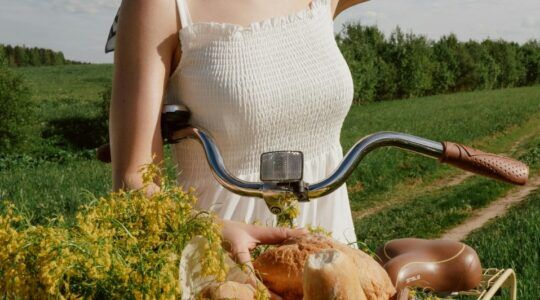 Een jonge vrouw op de fiets.