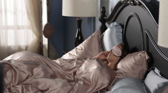 Scène uit Gossip Girl waar Blair in bed ligt.