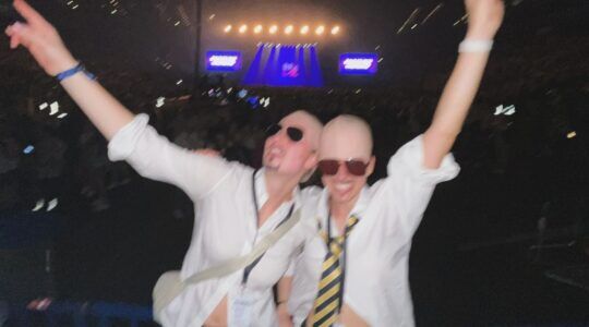 Meisjes verkleed als Pitbull tijdens zijn concert.
