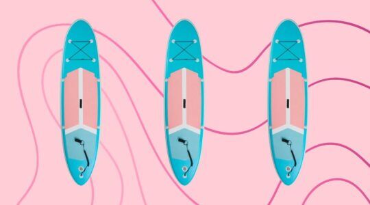 Supboards op een roze achtergrond.
