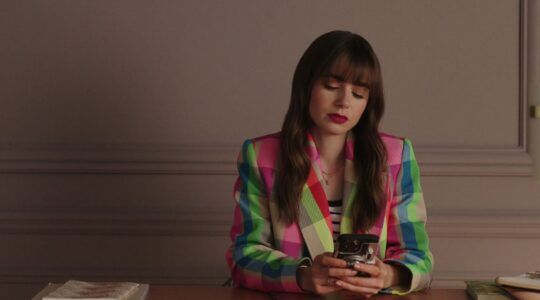 emily uit emily in paris op haar telefoon