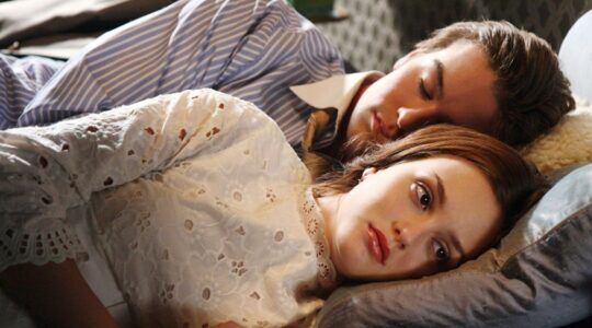 blair en chuck liggen op bed