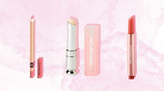Drie lipproducten op een roze achtergrond.