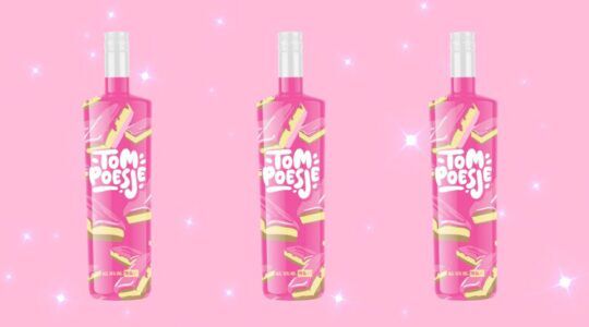 Tompoesje shotjes op een roze achtergrond met glitters.