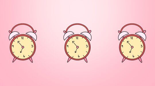 Drie roze animatie wekkers op een roze achtergrond.