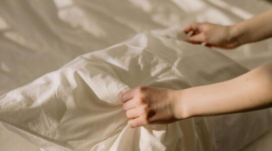 Iemand maakt haar bed op.