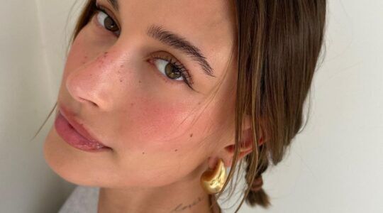 hailey-bieber-van-de-zijkant