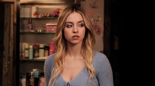 Cassie uit Euphoria kijkt moeilijk.