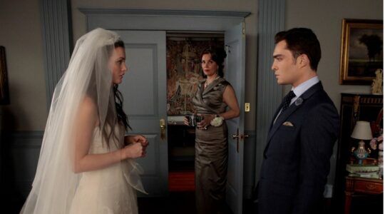 Blair en Chuck uit Gossip Girl kijken elkaar intens aan