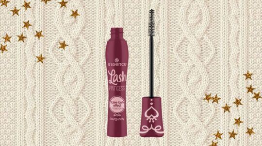 Bordeauxrode mascara van essence omringt door sterren.