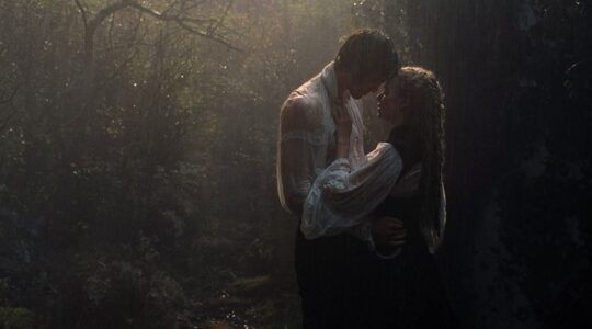 Jacob Elordi en Margot Robbie in de regen in Wuthering Heights.