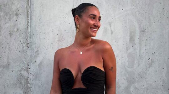 Amije Roos van der Laan poseert voor een foto.