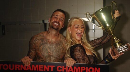 Dave Roelvink poseert samen met zijn vriendin Marijn Kuipers naast de Boxing Influencers trofee en cheque.