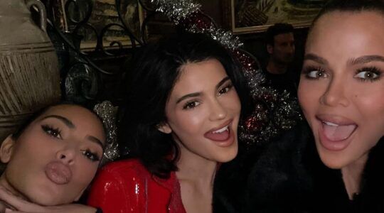 Kim, Kylie en Khloe Kardashian poseren voor een selfie.