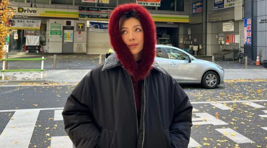 Lily Muni He poseert vooor een foto. Ze draagt een dikke winterjas