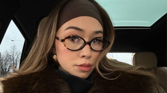 Een meisje poseert in een winteroutfit voor een selfie.