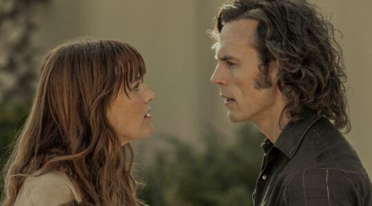 Billy en Daisy staan tegenover elkaar.