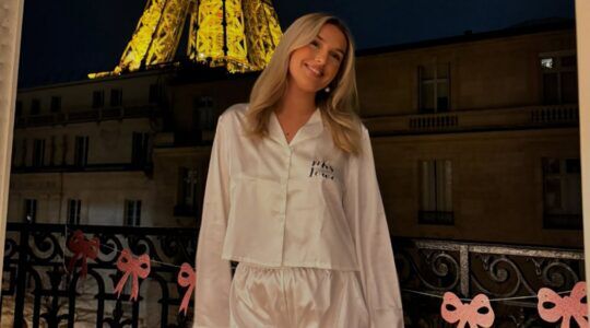 Meisje poseert met pyjama aan.