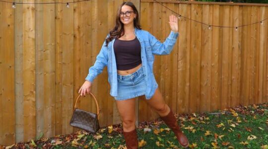 Meisje lacht naar de camera in een speelse pose.