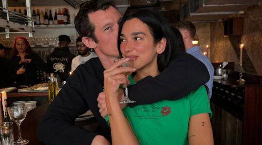 Dua Lipa met een glas wijn in haar hand, en haar man