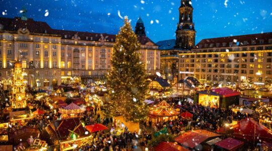 Besneeuwde kerstmarkt in Dresden, Duitsland.