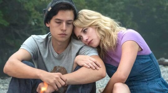 Jughead en Betty leunen tegen elkaar aan.